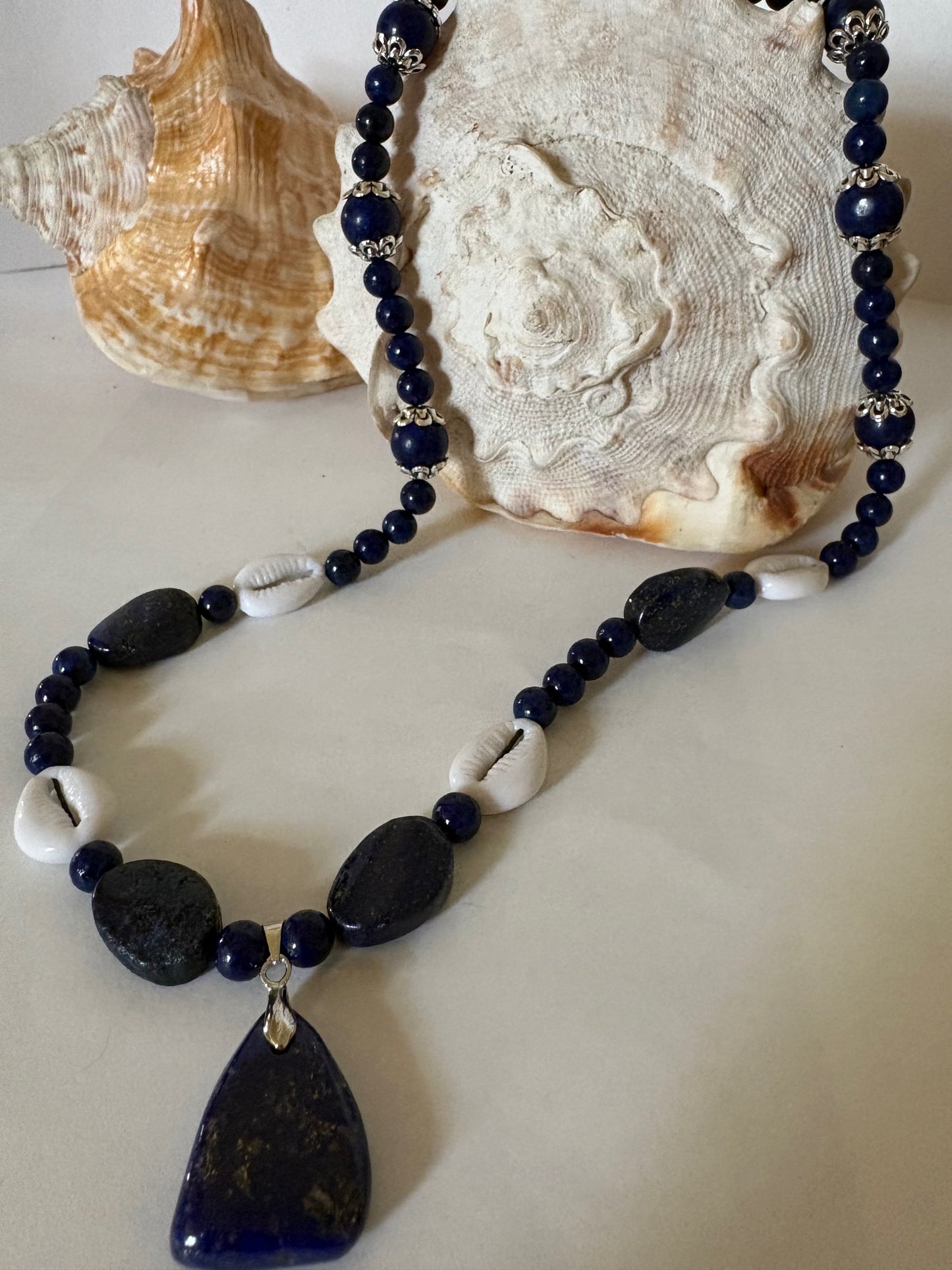 Handgefertigte Lapislazuli-Muschelkette mit Lapis-Anhänger ca. 51 cm