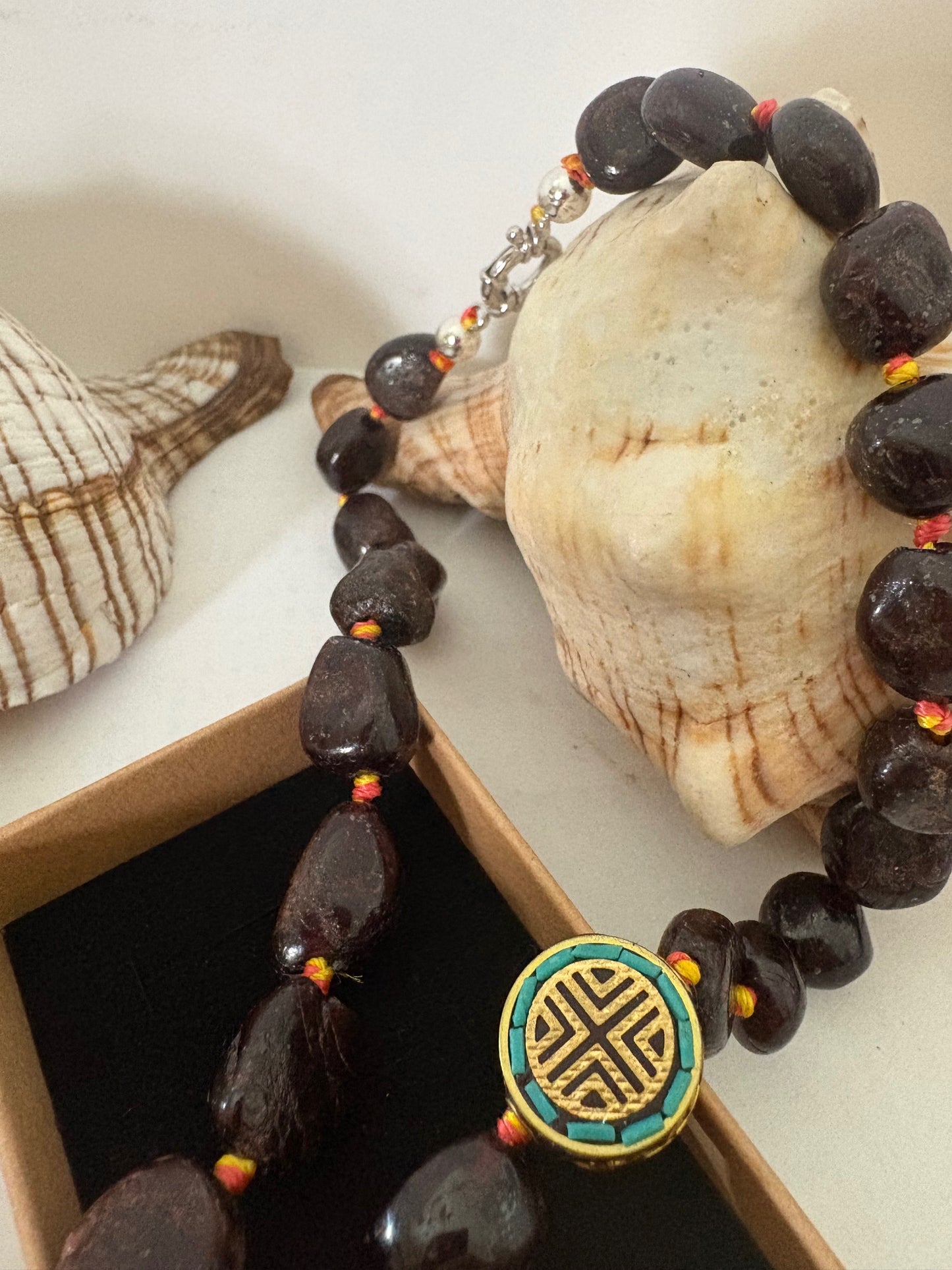 Lange handgefertigte Kette aus natürlichem Granat und Lachs-Koralle mit Ganesha-Anhänger (925 Silber)