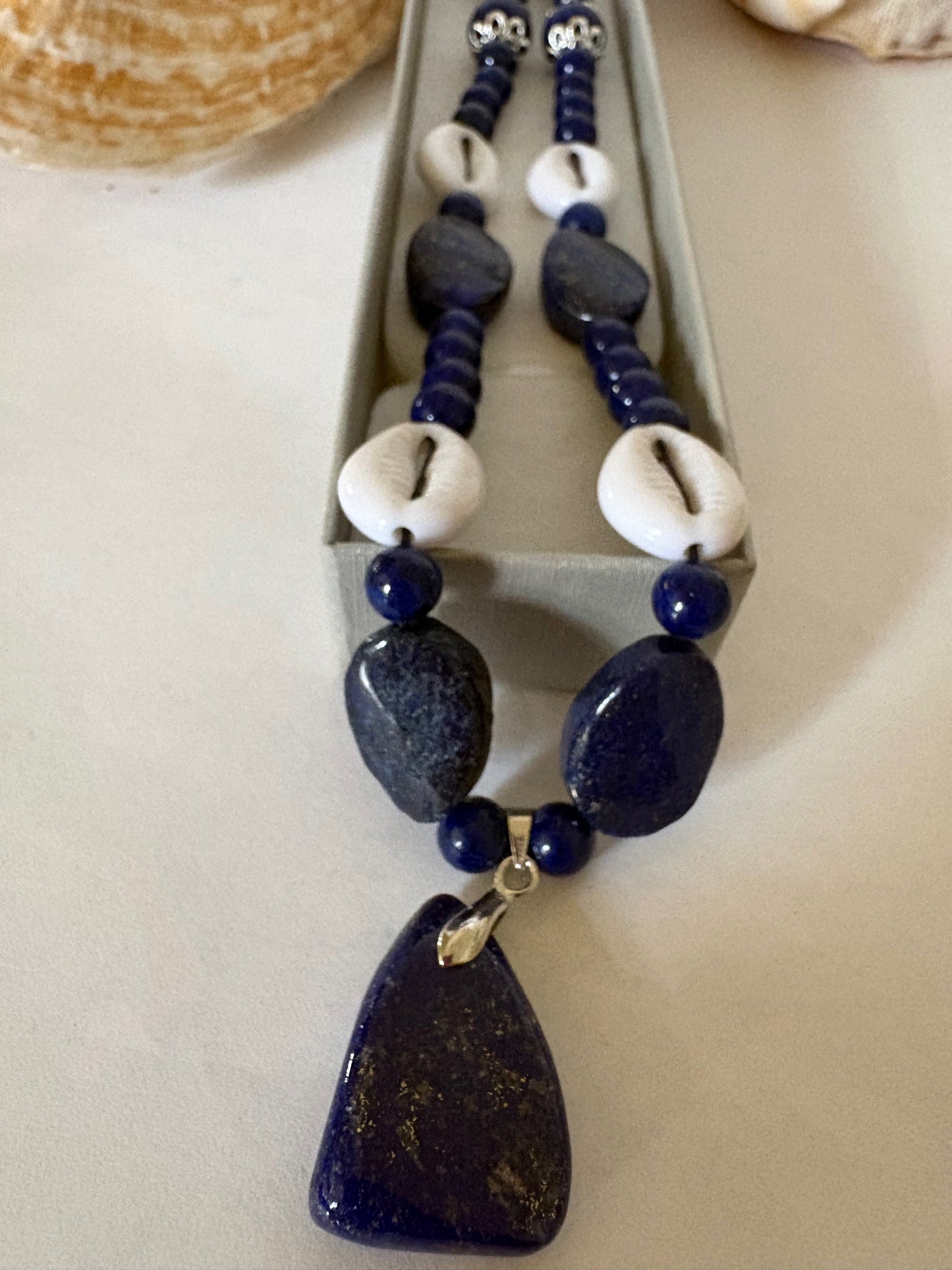 Handgefertigte Lapislazuli-Muschelkette mit Lapis-Anhänger ca. 51 cm