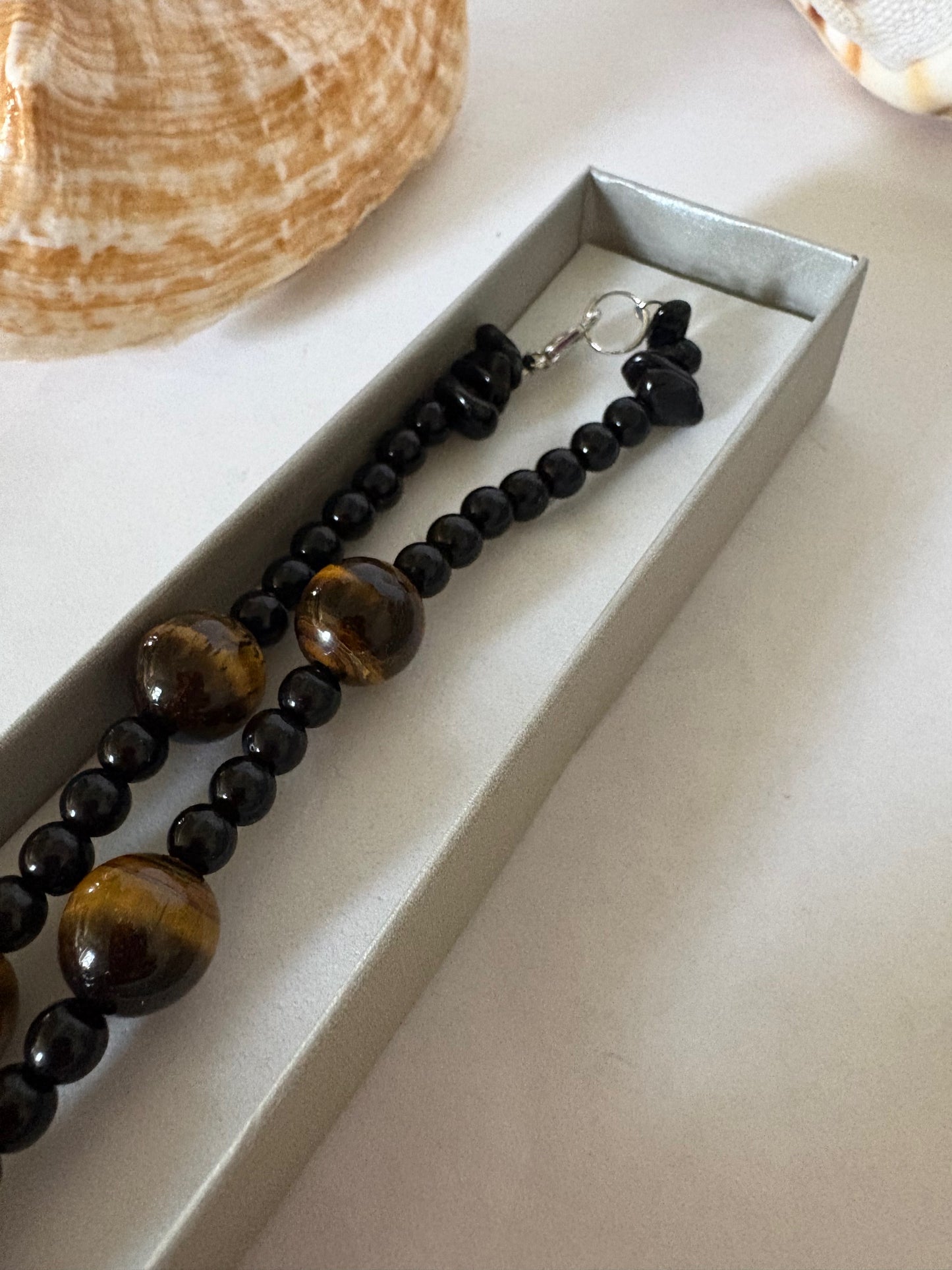 Handgefertigte Tigerauge-Muschelkette mit Schungit, Naturstein & Acryl